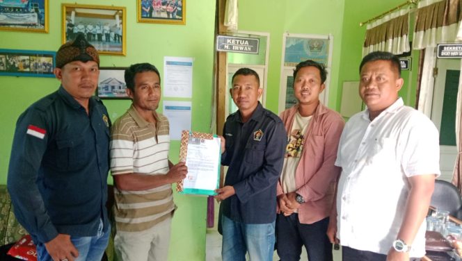 
					Rio Aldipo saat menyerahkan berkas pendaftaran Ketua PWI Tanggamus, Jumat 26 September 2025 | Ist.