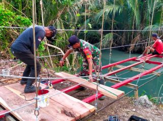 Sertu Imamudin saar berjibaku bekerja bersama tim ahli jembatan di Sungai Sindaur Balak, Tampang Muda, Pematang Sawa, Tanggamus, Jumat 26 September 2025 | Ist.