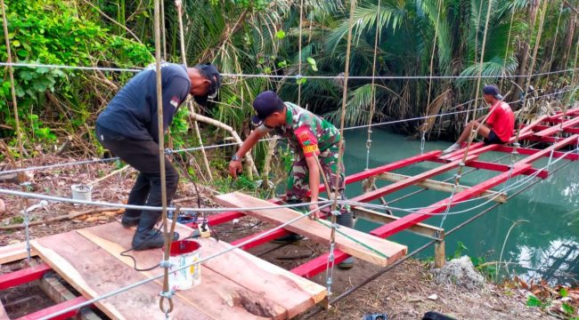 Sertu Imamudin saar berjibaku bekerja bersama tim ahli jembatan di Sungai Sindaur Balak, Tampang Muda, Pematang Sawa, Tanggamus, Jumat 26 September 2025 | Ist.