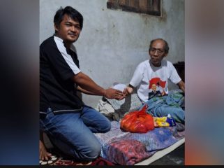 Pemuda Bumirejo, Pagelaran, Pringsewu saat menyerahkan bantuan kepada warga sakit, Jumat 26 September 2025 | Ist.