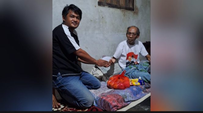 
					Pemuda Bumirejo, Pagelaran, Pringsewu saat menyerahkan bantuan kepada warga sakit, Jumat 26 September 2025 | Ist.