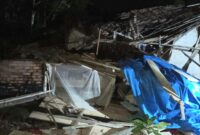 Rumah Casem yang terlihat ambruk di Pekon Sidodadi, Semaka, Tanggamus, Jumat  26 September 2025, malam | Ist.