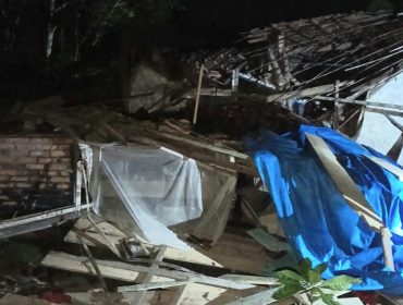 Rumah Casem yang terlihat ambruk di Pekon Sidodadi, Semaka, Tanggamus, Jumat  26 September 2025, malam | Ist.