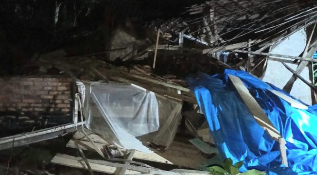 Rumah Casem yang terlihat ambruk di Pekon Sidodadi, Semaka, Tanggamus, Jumat  26 September 2025, malam | Ist.