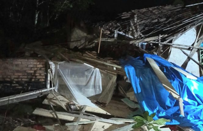 
					Rumah Casem yang terlihat ambruk di Pekon Sidodadi, Semaka, Tanggamus, Jumat  26 September 2025, malam | Ist.