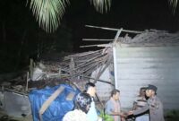 Polisi saat melakukan pendataan kerusakan rumah paska gempa di Semaka, Tanggamus, Jumat 26 September 2025, malam | Dok. Humas Polres Tanggamus.