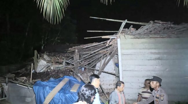 Polisi saat melakukan pendataan kerusakan rumah paska gempa di Semaka, Tanggamus, Jumat 26 September 2025, malam | Dok. Humas Polres Tanggamus.