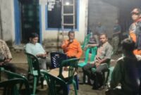 Tim BPBD Tanggamus saat berada di lokasi rumah terdampak gempa di Semaka, Tanggamus, Jumat 26 September 2025, malam | Dok. BPBD Tanggamus.