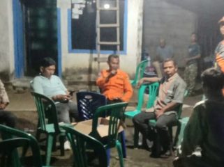 Tim BPBD Tanggamus saat berada di lokasi rumah terdampak gempa di Semaka, Tanggamus, Jumat 26 September 2025, malam | Dok. BPBD Tanggamus.