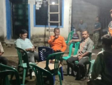 Tim BPBD Tanggamus saat berada di lokasi rumah terdampak gempa di Semaka, Tanggamus, Jumat 26 September 2025, malam | Dok. BPBD Tanggamus.