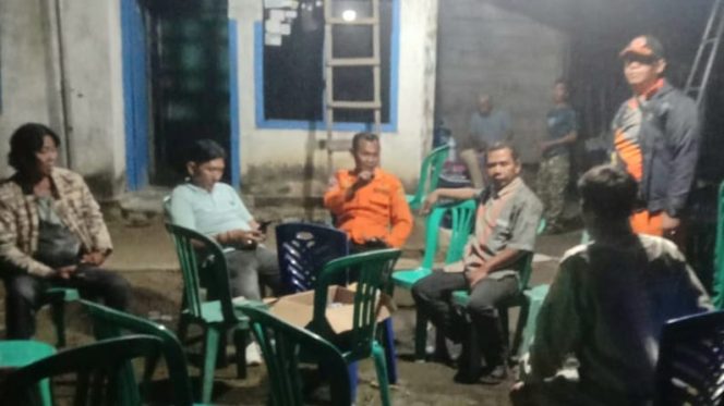 
					Tim BPBD Tanggamus saat berada di lokasi rumah terdampak gempa di Semaka, Tanggamus, Jumat 26 September 2025, malam | Dok. BPBD Tanggamus.