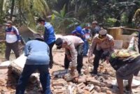 Polisi dan warga saat membersihkan puing rumah ambruk paska gempa bumi di Semaka, Tanggamus, Sabtu 27 September 2025 | Herdi/Media Prioritastv.com.