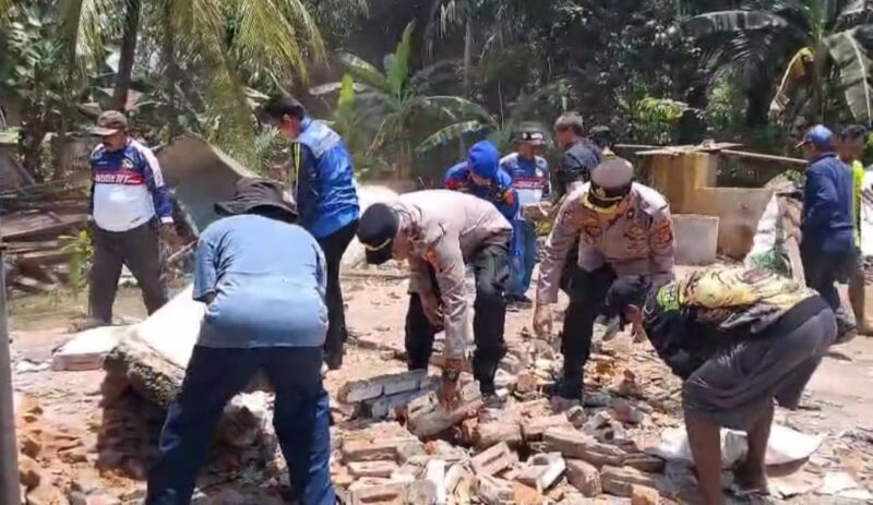 Polisi dan warga saat membersihkan puing rumah ambruk paska gempa bumi di Semaka, Tanggamus, Sabtu 27 September 2025 | Herdi/Media Prioritastv.com.