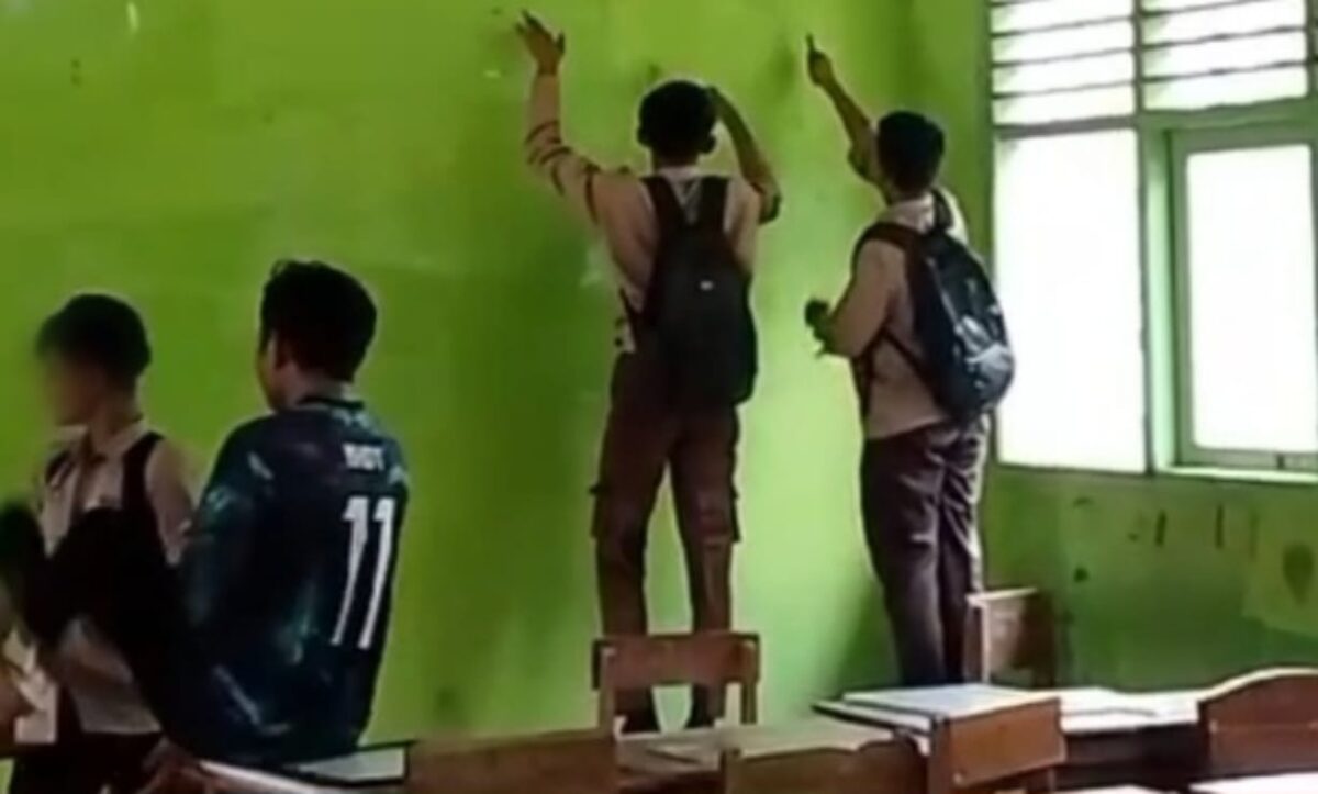 Oknum guru disebut MTs Lanbaw saat mendenang wajah siswanya | Tangkapan Layar Video.