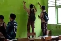Oknum guru disebut MTs Lanbaw saat mendenang wajah siswanya | Tangkapan  Layar Video.