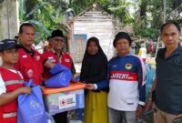 Ketua PMI Tanggamus Samsul Hadi saat menyerahkan bantuan kepada warga yang terdampak gempa bumi di Pekon Sidodadi Kecamatan Semaka, Sabtu 27 September 2025 | Herdi/Media Prioritastv.com.