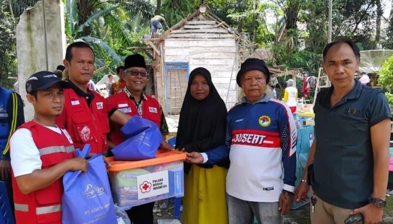 Ketua PMI Tanggamus Samsul Hadi saat menyerahkan bantuan kepada warga yang terdampak gempa bumi di Pekon Sidodadi Kecamatan Semaka, Sabtu 27 September 2025 | Herdi/Media Prioritastv.com.