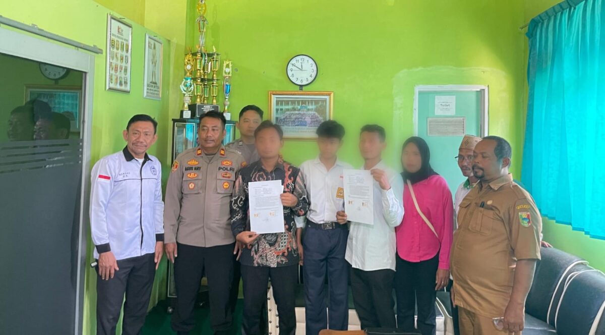 Oknum guru dan murid, orang tuanya saat menunjukan surat perdamaian, Senin 29 September 2025 | Dok. Humas Polres Tanggamus.
