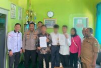 Oknum guru dan murid, orang tuanya saat menunjukan surat perdamaian, Senin 29 September 2025 | Dok. Humas Polres Tanggamus.