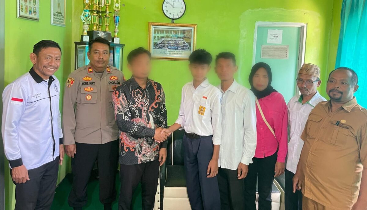 Guru GR dan Siswa BMP saling bersalaman usai sepakat berdamai dalam dugaan kekerasan di sekolah setempat, Senin 29 September 2025 | Dok. Humas Polres Tanggamus.
