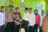 Guru GR dan Siswa BMP saling bersalaman usai sepakat berdamai dalam dugaan kekerasan di sekolah setempat, Senin 29 September 2025 | Dok. Humas Polres Tanggamus.