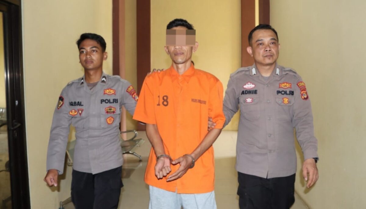 Tersangka DA alias Mohay saat digiring ke sel tahanan Polres Pringsewu, Senin 29 September 2025 | Dok. Humas Polres Pringsewu.