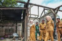 Wagub Jihan Nurlela saat meninjau kerusakan rumah paska gempa bumi di Semaka, Tanggamus, Senin 29 September 2025 | Dok : Diskominfotik Lampung.