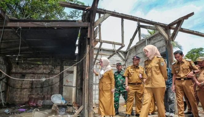 
					Wagub Jihan Nurlela saat meninjau kerusakan rumah paska gempa bumi di Semaka, Tanggamus, Senin 29 September 2025 | Dok : Diskominfotik Lampung.