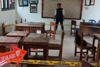 Polisi saat melakukan identifikasi TKP penusukan di SMPN 12 Krui Tanjung Jati, Pesisir Barat, Senin 29 September 2025 | Dok. Polres Pesisir Barat.