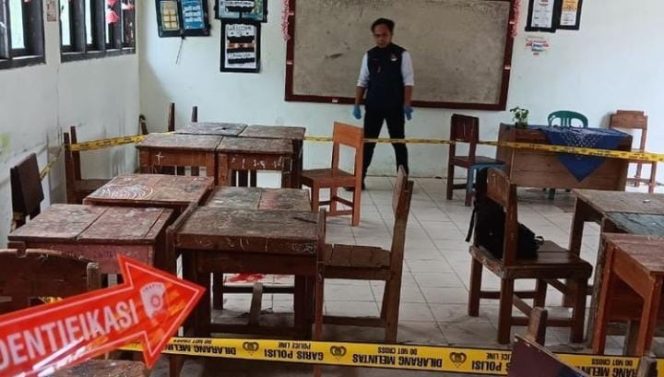 
					Polisi saat melakukan identifikasi TKP penusukan di SMPN 12 Krui Tanjung Jati, Pesisir Barat, Senin 29 September 2025 | Dok. Polres Pesisir Barat.