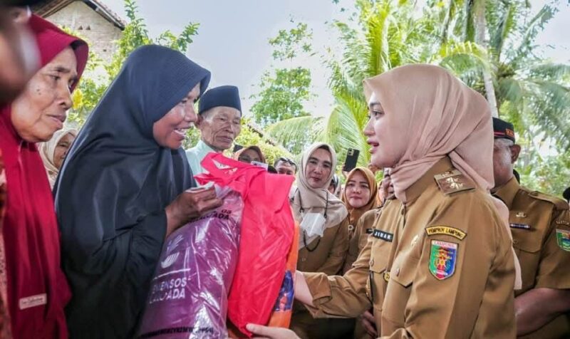 Wagub Jihan Nurlela saat menyerahkan bantuan kepada salah satu korban gempa di Semaka, Tanggamus | Dok : Diskominfotik Lampung.