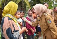 Wagub Jihan Nurlela saat menyapa keluarga Casmini di Semaka, Tanggamus, Senin 29 September 2025 | Dok. Diskominfotik Lampung.