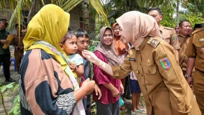 
					Wagub Jihan Nurlela saat menyapa keluarga Casmini di Semaka, Tanggamus, Senin 29 September 2025 | Dok. Diskominfotik Lampung.