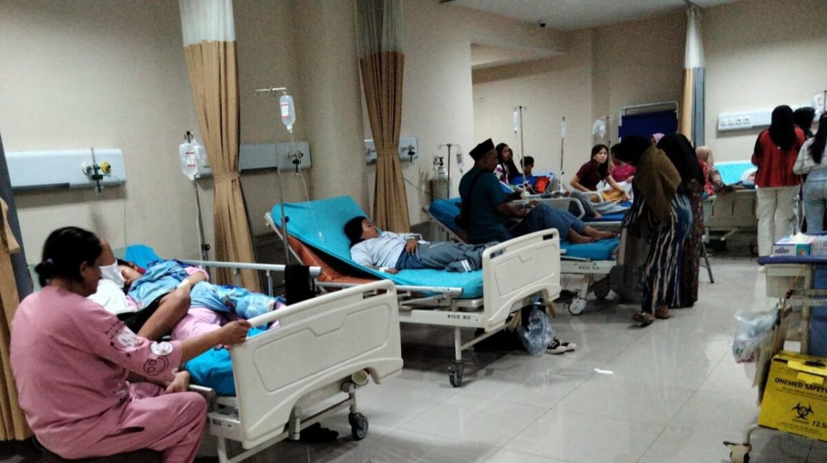 Para pelajar Lampung Utara saat mendapatkan perawatan usai keracunan MBG, Senin 29 September 2025 | Fran/Media Prioritastv.com.