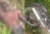 Kolase foto sosok mayat dan sepeda motor yang ditemukan berada di jurang 75 meter di Jalan Rewel antara Pekon Sukajaya dan Pekon Margomulyo, Semaka, Tanggamus, 30 September 2025 | Dok. Tangkapan Layar Video.