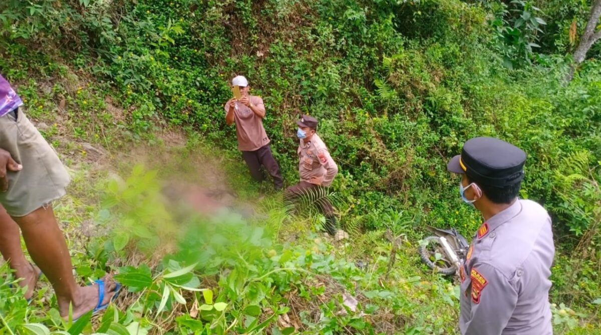 Polisi saat sampai di lokasi penemuan mayat Adi dan selanjutnya mengevakuasi ke RSUD Batin Mangunang, Kota Agung, Tanggamus, Selasa 30 September 2025 | Dok. Humas Polres Tanggamus.