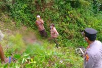 Polisi saat sampai di lokasi penemuan mayat Adi dan selanjutnya mengevakuasi ke RSUD Batin Mangunang, Kota Agung, Tanggamus, Selasa 30 September 2025 | Dok. Humas Polres Tanggamus.