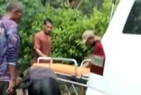 Polisi dan warga saat mengevakuasi korban ke Puskesmas setempat, Selasa 30 September 2025 | Ist.