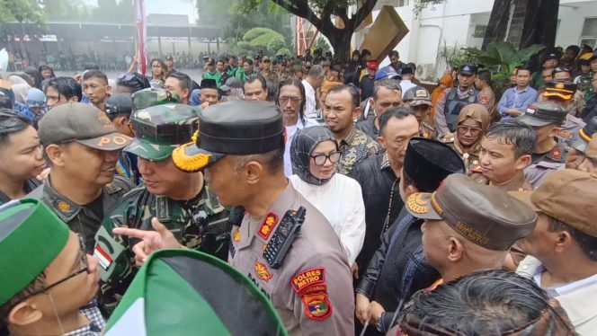
					Saat Dialog Mengalir di Bawah Guyuran Hujan