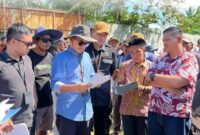 Panitera PN Kota Agung saat memastikan lapangan sepak bola Pekon Yogjakarta tetap diperuntukkan bagi fasilitas umum masyarakat (Foto: istimewa)