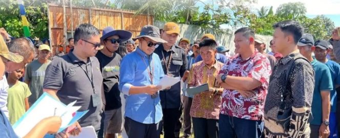 
					Panitera PN Kota Agung saat memastikan lapangan sepak bola Pekon Yogjakarta tetap diperuntukkan bagi fasilitas umum masyarakat (Foto: istimewa)