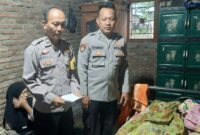 Petugas Polres Tanggamus melakukan identifikasi jasad IRT yang tenggelam di aliran irigasi Wonosobo di rumah duka, Selasa 30 September 2025 | Dok. Polres Tanggamus.