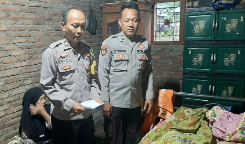 Petugas Polres Tanggamus melakukan identifikasi jasad IRT yang tenggelam di aliran irigasi Wonosobo di rumah duka, Selasa 30 September 2025 | Dok. Polres Tanggamus.