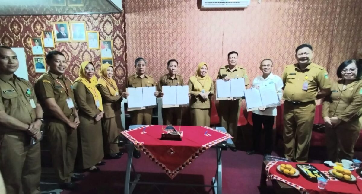 Semua tim menunjukan bukti penandatanganan nota kesepakatan promosi destinasi wisata Tanggamus antara Dinas Pariwisata, Kominfo, Pendidikan, Perpustakaan, dan SMK Muhammadiyah Kota Agung, Rabu 1 Oktober 2025 | Herdi/Media Prioritastv.com.
