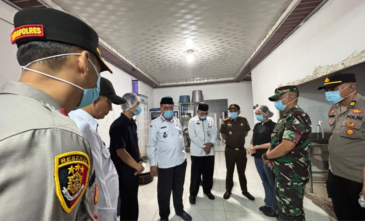 Bupati Tanggamus H. Moh. Saleh Asnawi bersama Forkopimda saat memberikan arahan kepada pengelola SPPG Gisting, Rabu 1 Oktober 2025 | Herdi/Media Prioritastv.com.