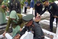 Dandim 0424 Tanggamus Letkol Inf. Dwi Djunaidi Mulyono, S.E., M.I.P., saat melaksanakan tabur bunga dalam kegiatan ziarah makam di TMP Bahagia, Kota Agung Timur, Jumat 3 Oktober 2025 | Herdi/Media Prioritastv.com.