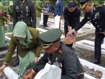 Dandim 0424 Tanggamus Letkol Inf. Dwi Djunaidi Mulyono, S.E., M.I.P., saat melaksanakan tabur bunga dalam kegiatan ziarah makam di TMP Bahagia, Kota Agung Timur, Jumat 3 Oktober 2025 | Herdi/Media Prioritastv.com.
