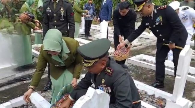 Dandim 0424 Tanggamus Letkol Inf. Dwi Djunaidi Mulyono, S.E., M.I.P., saat melaksanakan tabur bunga dalam kegiatan ziarah makam di TMP Bahagia, Kota Agung Timur, Jumat 3 Oktober 2025 | Herdi/Media Prioritastv.com.