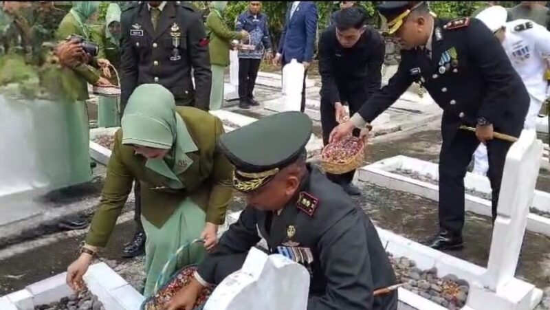 Dandim 0424 Tanggamus Letkol Inf. Dwi Djunaidi Mulyono, S.E., M.I.P., saat melaksanakan tabur bunga dalam kegiatan ziarah makam di TMP Bahagia, Kota Agung Timur, Jumat 3 Oktober 2025 | Herdi/Media Prioritastv.com.