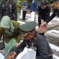 Dandim 0424 Tanggamus Letkol Inf. Dwi Djunaidi Mulyono, S.E., M.I.P., saat melaksanakan tabur bunga dalam kegiatan ziarah makam di TMP Bahagia, Kota Agung Timur, Jumat 3 Oktober 2025